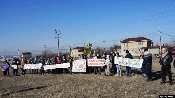 Жители Каменского массива Симферополя 26 января вышли на протесты против планов российского министерства ЖКХ Крыма построить мусороперегрузочную станцию.