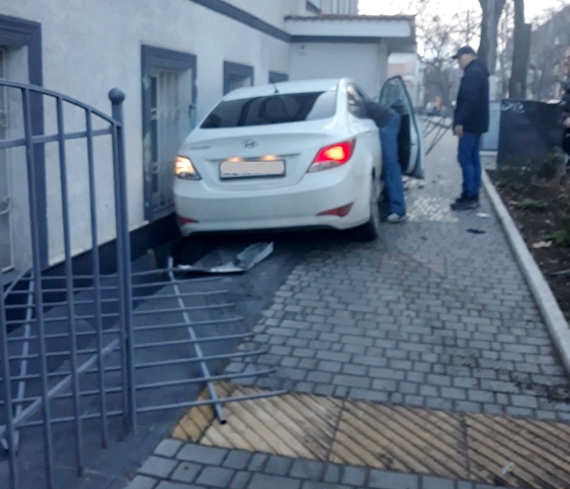 В Севастополе автомобиль Hyundai Solaris въехал в офисное здание, чтобы избежать наезда на детей. Инцидент произошёл накануне на улице Новороссийской, возле дома № 39