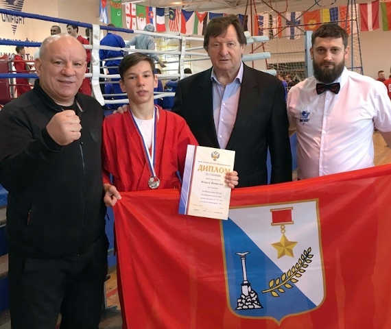Севастополец Виталий Коваль завоевал серебряную медаль первенства России по универсальному бою среди юношей 14-15 лет, а также стал бронзовым призёром в дисциплине «Лайт».