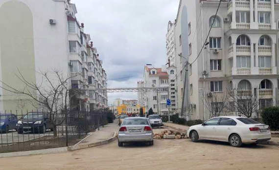 Заграждения из камней, установленные жильцами дома №9 по проспекту Античный в Севастополе, блокируют перемещение транспорта на законных основаниях
