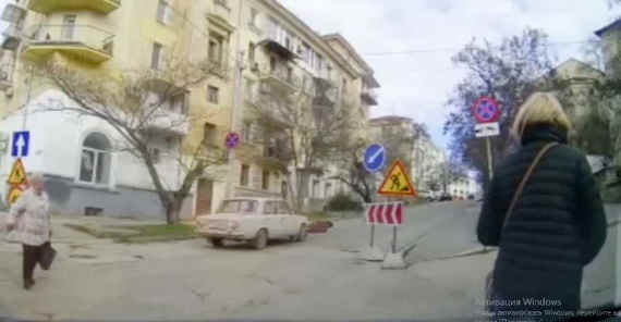 В центре Севастополя произошло странное ДТП. На видео, снятом в районе улицы Шмидта, запечатлён «наезд на человека», который, предположительно, спровоцировал сам пешеход.