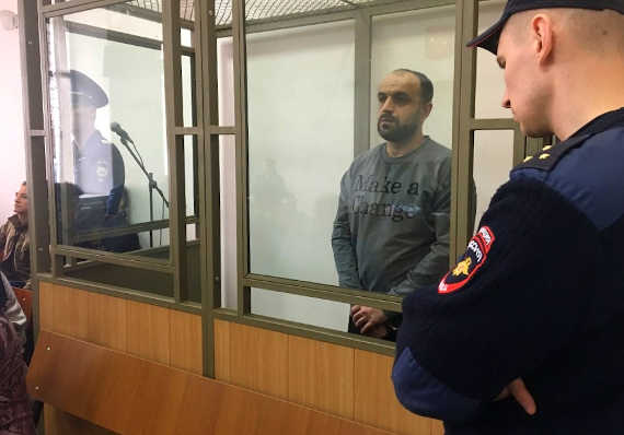 В Севастопольском городском суде сегодня состоялось первое рассмотрение уголовного дела об убийстве в караоке-баре «Бенефис» на проспекте Октябрьской Революции