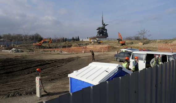 Площадка для возведения Музея обороны Севастополя существует, строительство идет, но что возводится и как оно будет выглядеть – этого севастопольцы не знают.