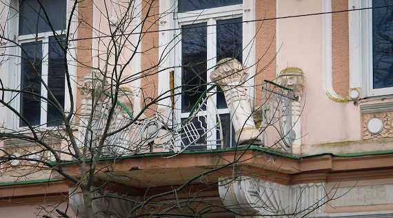 Барельеф с каменной головой обрушился с фасада исторического здания бывшего пансионата «Орбита» в Евпатории. Фотографиями с места происшествия поделились очевидцы в социальных сетях.