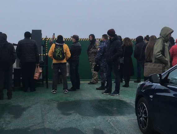 Жители Севастополя застряли на пароме посреди бухты