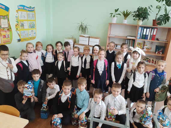 Ученики младших классов школы, расположенной в бухте Казачья