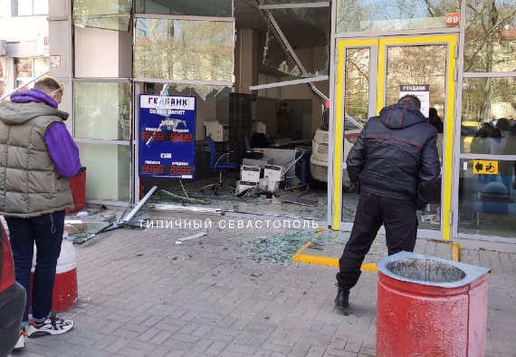 В Севастополе в отделение банка въехал автомобиль