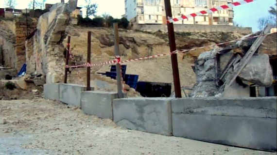 Строители многоэтажек для культурной элиты на мысе Хрустальном разрушили ещё одну часть стены 7-го бастиона, являющегося объектом культурного наследия Севастополя