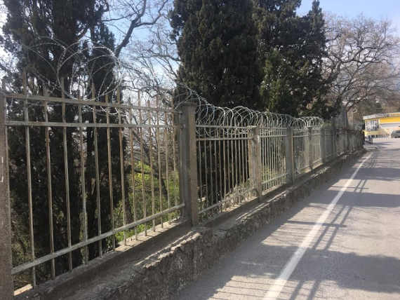 Забор с колючей проволокой вокруг крымского санатория «Днепр»