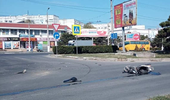 Столкновение мопеда и легкового автомобиля произошло утром 1 мая в районе перекрёстка проспекта Генерала Острякова и проспекта Генерала Лебедя