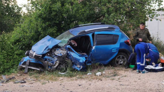 Лобовое столкновение двух автомобилей произошло 27 мая в Севастополе в районе Монастырского шоссе. Водитель автомобиля BMW 1965 года рождения выехал на встречную полосу