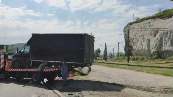 В Севастополе ночью с 9 на 10 мая произошло ДТП. Два автомобиля столкнулись в Инкермане за мостом со стороны железной дороги