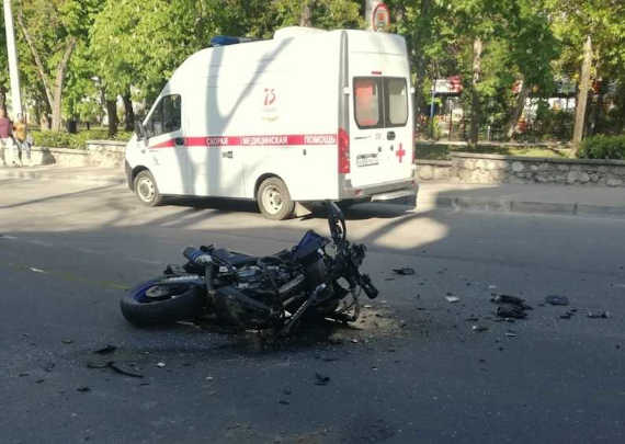У Центрального рынка в Севастополе накануне столкнулись автомобиль Kia и мотоцикл Yamahа. Водитель мотоцикла в результате был отправлен в больницу