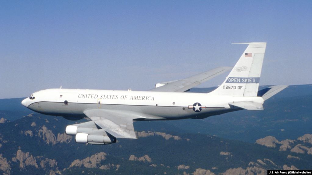 Самолет США OC-135B