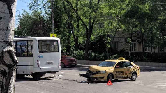 В центре Севастополя на перекрёстке улиц Гоголя и 4-й Бастионной произошла авария, в которой столкнулись автобус и такси