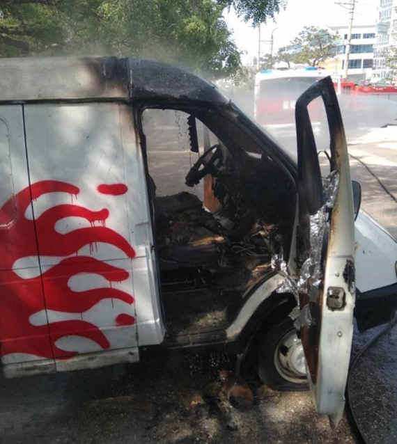 Севастопольские спасатели потушили горящий автомобиль на улице Пожарова. Происшествие случилось в минувшее воскресенье.