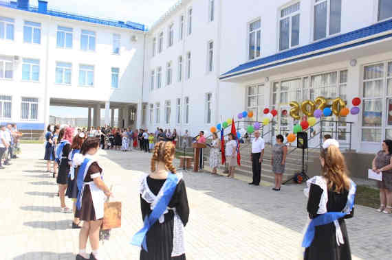 На этой неделе в севастопольских школах выпускникам выдают аттестаты об окончании 9-го класса.