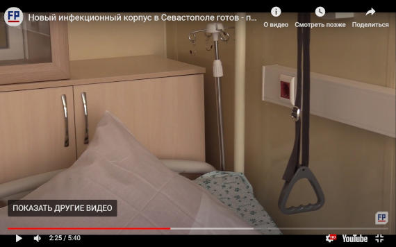 Тумбочка для вещей пациента заблокирована кроватью. Чтобы ее открыть, необходимо отодвинуть кровать