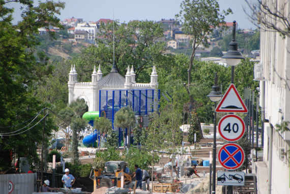 в сердце Севастополя воткнули уродующую бульвар дворовую детскую площадку с пластиковыми трубами из аквапарка