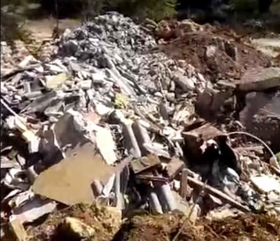У памятника Инкерманскому сражению на Корабельной стороне Севастополя выросла новая свалка строительного мусора