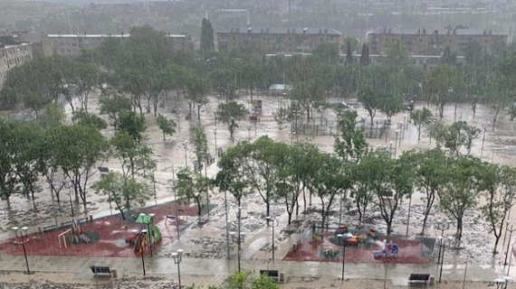 Ливень, который прошёл сегодня в Севастополе, стал причиной подтопления в некоторых районах города. По сообщению городского Центра по гидрометеорологии, меньше чем за час выпала треть месячной нормы осадков.
