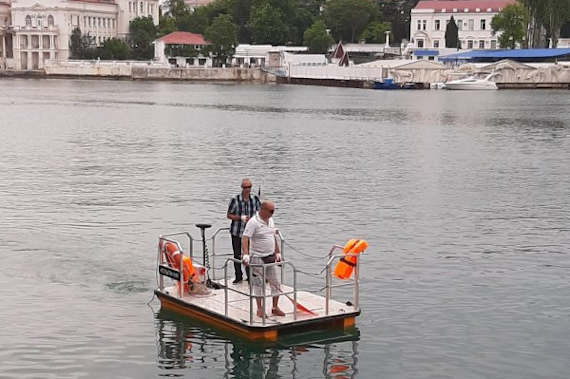 Сегодня в Севастополе состоялся спуск на воду мелкогабаритного судна-мусоросборщика