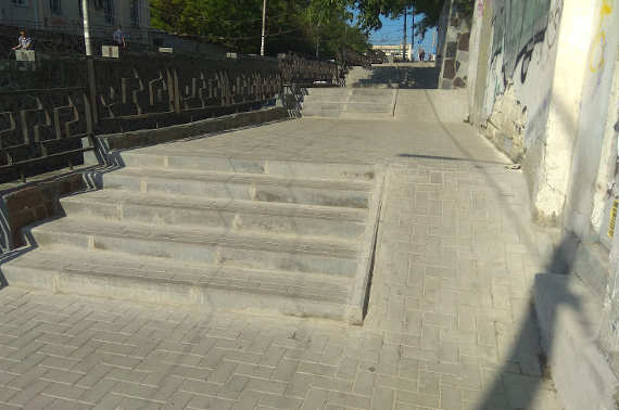 Метровые по ширине откосы на пешеходной лестнице, расположенной на улице Адмирала Октябрьского в Севастополе, являются не пандусами для колясочников, а сливами для дождевой воды. Это выяснила