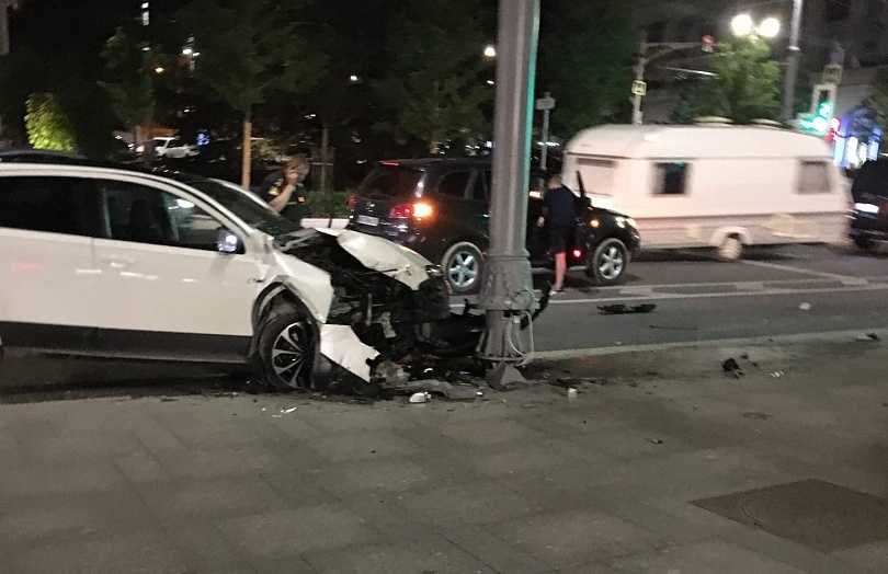 Проезжая площадь Лазарева, водитель автомобиля Nissan не справился с управлением и врезался в фонарный столб рядом с «Русбургером»