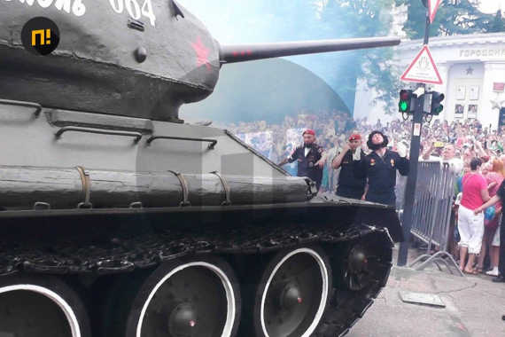 В Севастополе 24 июня во время военного парада танк Т-34 чуть не въехал в толпу людей