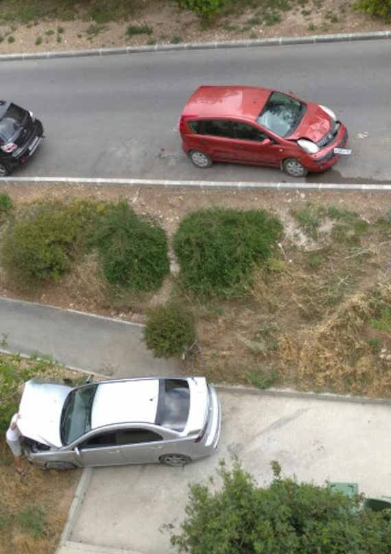 В Севастополе водитель серого Mitsubishi разогнался до неопределенной пока скорости и врезался в припаркованный у обочины Nissan