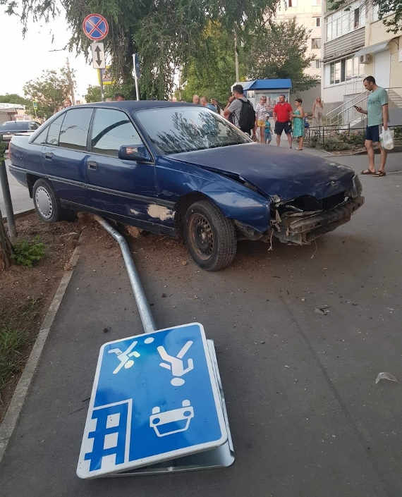 Легковой автомобиль лихо проехал перекрёсток у Воронцовского рынка по нестандартной траектории и сбил дорожный знак «Жилая зона»