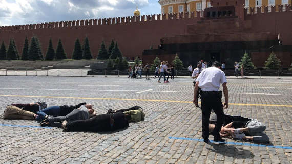 В Москве на Красной площади полиция задержала и увезла в отделение активистов, выложивших своими телами цифру 2036