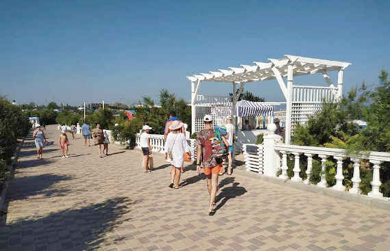В Севастополе, похоже, смирились с тем, что часть популярного городского пляжа в Гагаринском районе города сегодня огорожена, а вход на её территорию доступен только клиентам отельного комплекса «Аквамарин»