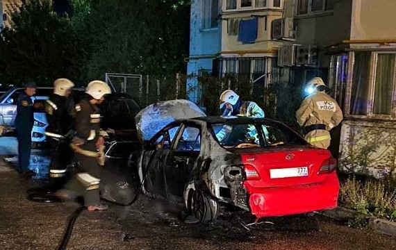 Около 03:30 под окнами дома №50 на улице Тараса Шевченко загорелся автомобиль