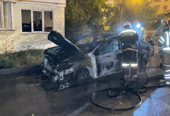 «Сгорел Volkswagen, повреждён рядом стоящий автомобиль Toyota