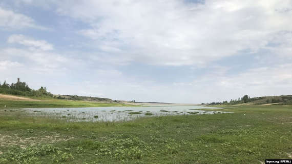 Состояние Белогорского водохранилища в Крыму в июле значительно ухудшилось. Вслед за высыханием верховий водоема в мае этого года, сейчас полностью пересохла и срединная часть водохранилища, от которого осталась лишь малая часть, примыкающая к плотине