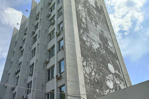Графическое изображение во всю стену появилось на здании правительства Севастополя