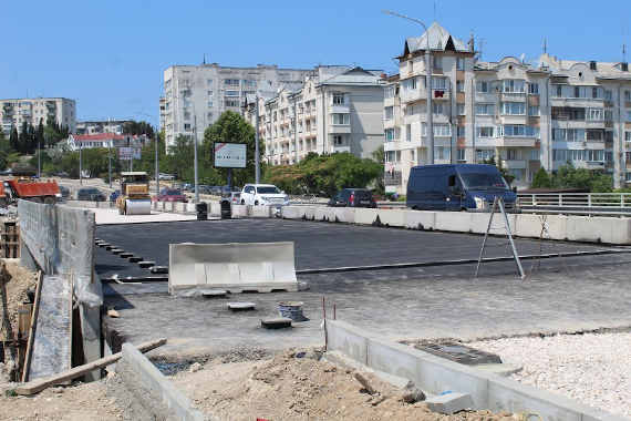 Работы по укладке асфальта начались на мосту на проспекте Гагарина в Севастополе