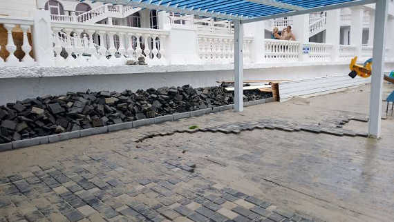 В Севастополе на недавно благоустроенном пляже «Хрустальный» после небольшого шторма смыло тротуарную плитку, которой была вымощена набережная