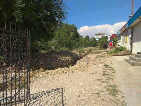 Администрация рынка незаконно огородила несколько сотен квадратных метров территории, фактически лишив жителей Гагаринского района пешеходной дорожки