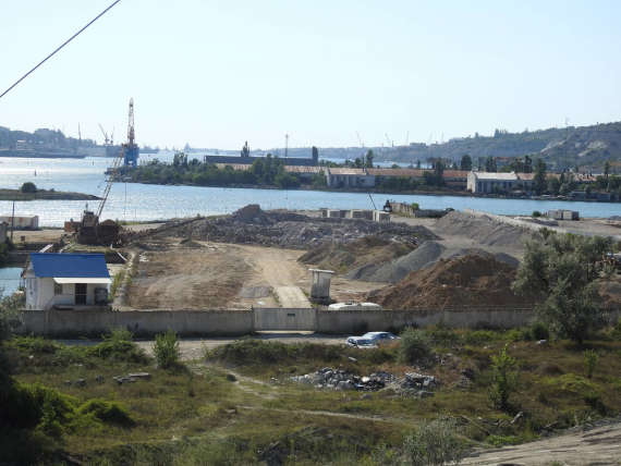 Помимо всего прочего, «строительство порта» в Инкермане продолжается. Исчезает береговая линия. Прибрежная растительность завалена стройматериалами.