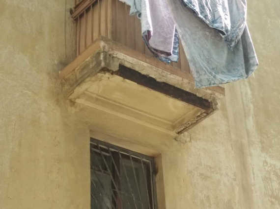 другие балконы также находятся в весьма ветхом состоянии, и считать их полностью безопасными нельзя