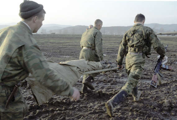Солдаты выносят с мест боя убитого бойца 6-й роты 104-го полка ВДВ РФ, 11 марта 2000 года