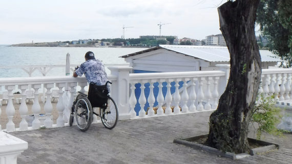 Инвалид на пляже Омега
