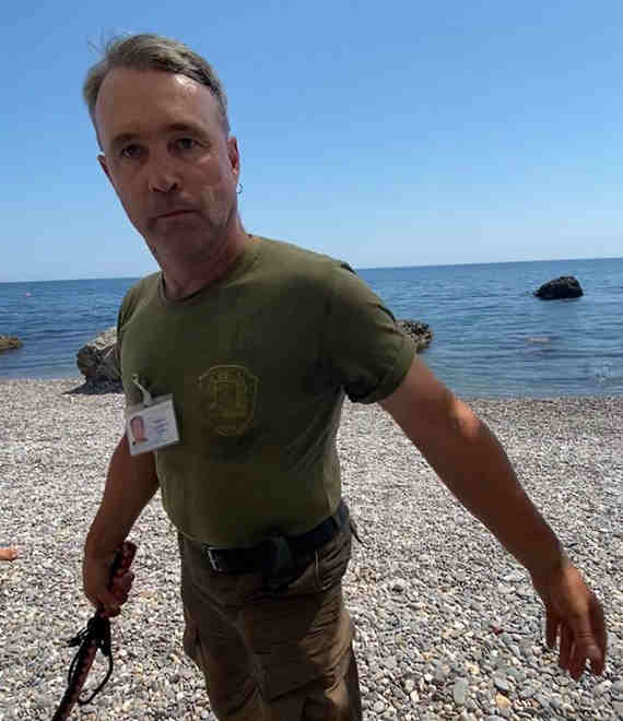 В крымском поселке Форос охранник санатория прогонял отдыхающих с пляжа с помощью нагайки