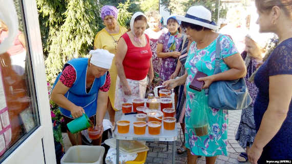 На медовый спас в Севастополе развернули торговлю с наценкой