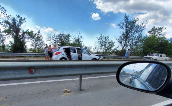 В воскресенье, 9 августа, на улице Сапунгорской недалеко от Ялтинского кольца на выезде из Севастополя произшло ДТП с участием трёх автомобиле