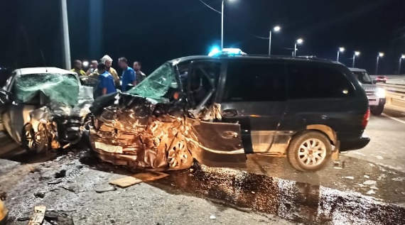 Три человека погибли и один пострадал в результате столкновения двух автомобилей на объездной дороге Дубки – Левадки