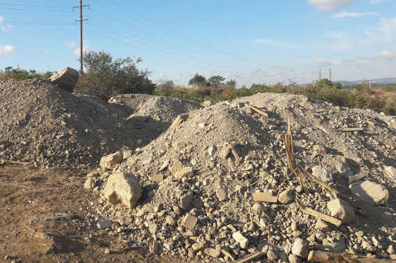 Сотрудники Севприроднадзора выявили в городе очередную несанкционированную свалку строительных отходов. Она расположена в районе улицы Альминская