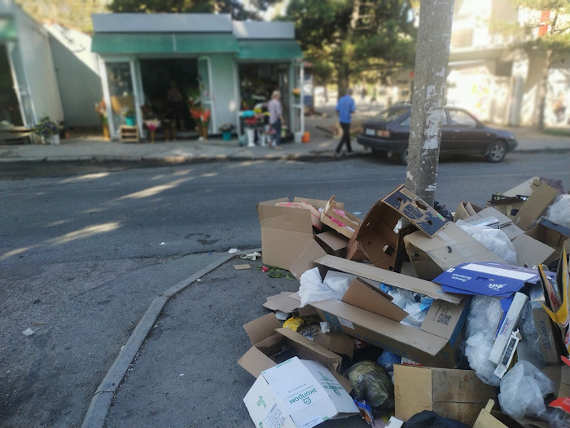 свалка мусора а остановкой «улица Генерала Хрюкина»